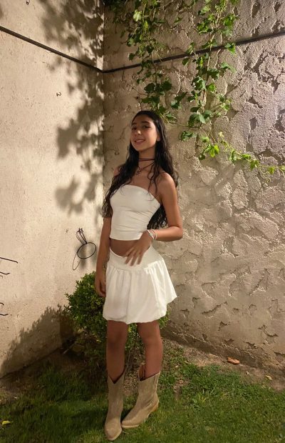 Juli sonriendo durante su sesión de fotos de quince años