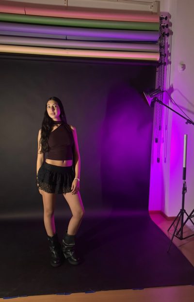 Juli posando de perfil en el estudio